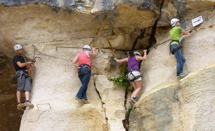parcours aventure de la Grotte de Champ Retard assuré par la Compagnie du Sport
