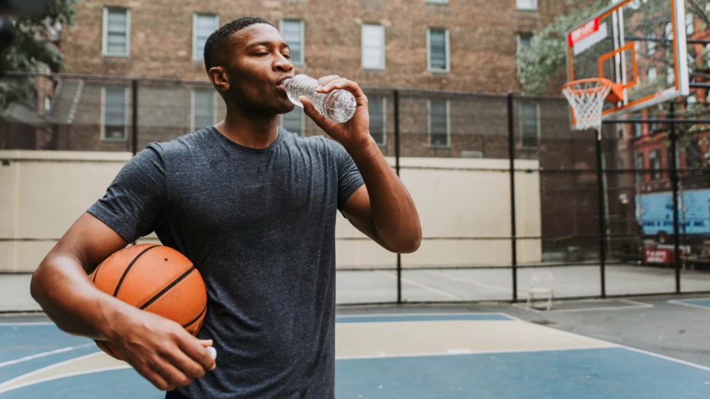 Homme qui joue au basket avec assurance pour association sportive