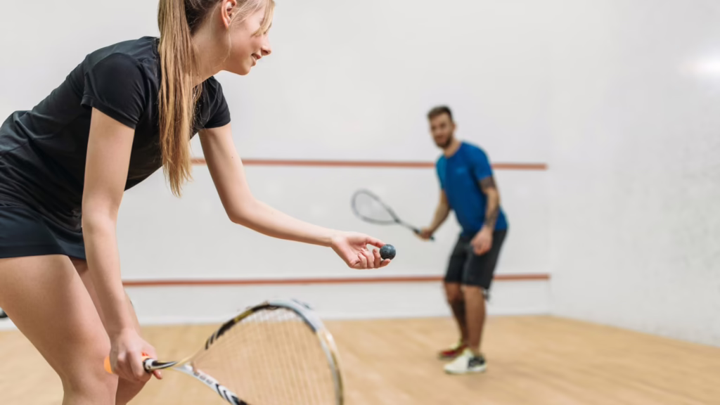 Personnes pratiquant le squash avec une assurance RC association sportive