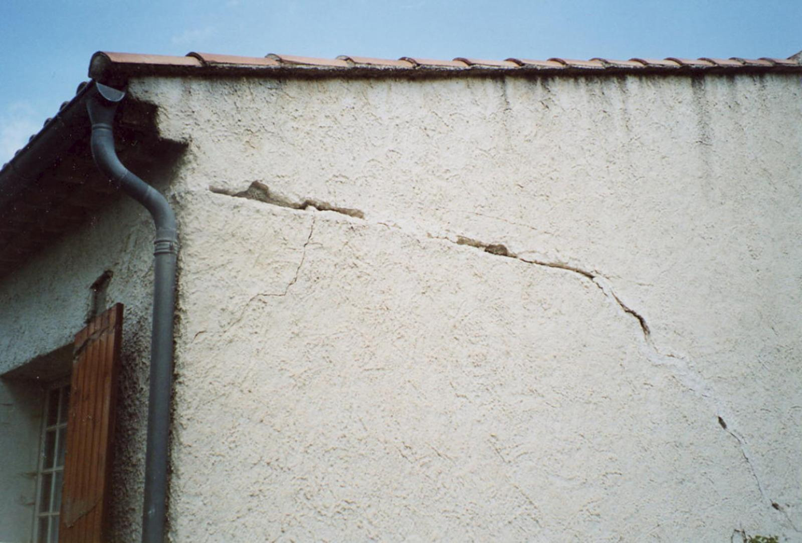Photo d'une maison fissurée en raison des mouvements de terrain induits par la rétractation et le gonflement du sol argileux. © BRGM