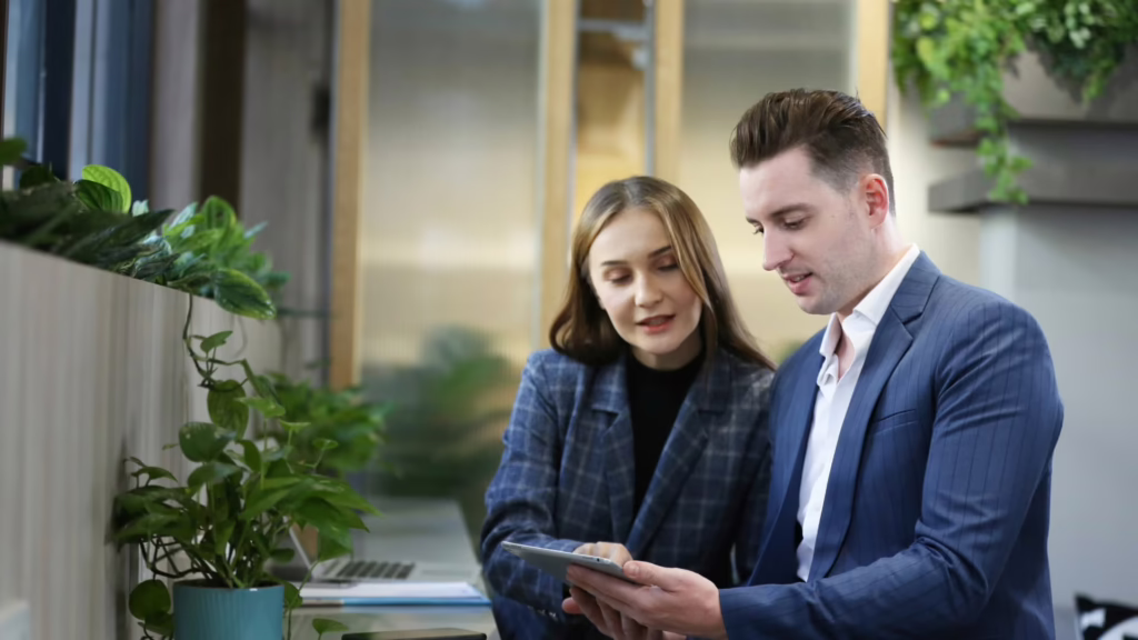 Un homme et une femme qui cherche Comment promouvoir une association sportive ?