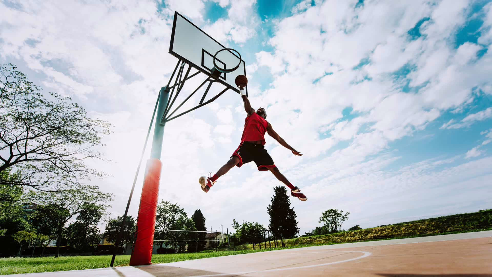Homme qui joue au basket dans une association sportive bien promue