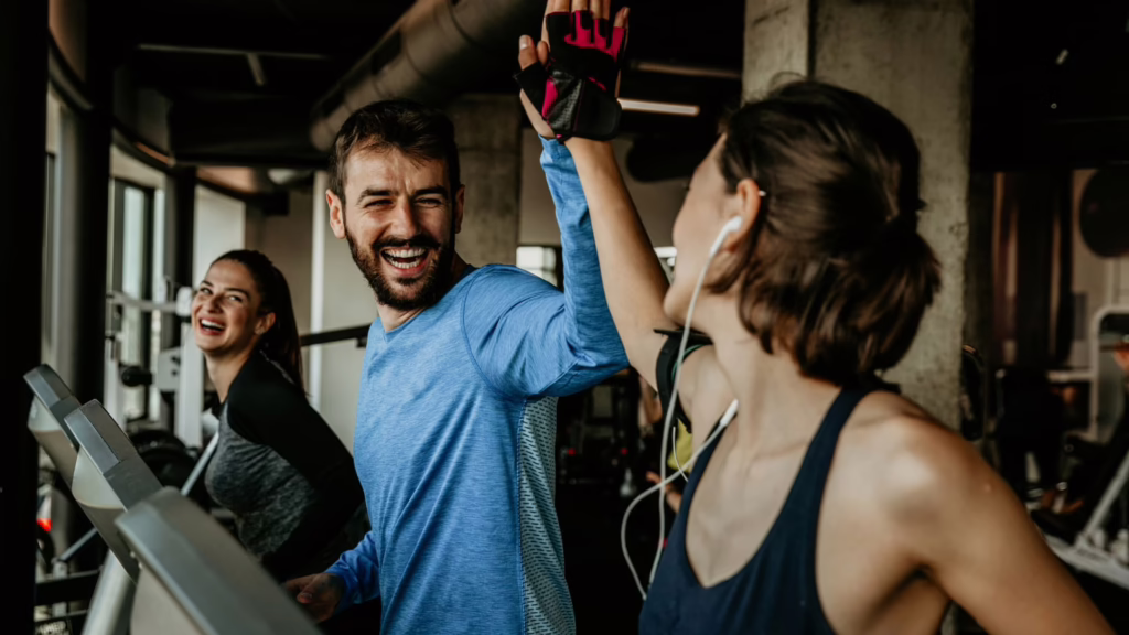 Personnes qui s'exercent dans une salle de fitness réglementée