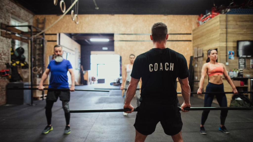Coach sportif respectant la réglementation d'une salle de musculation