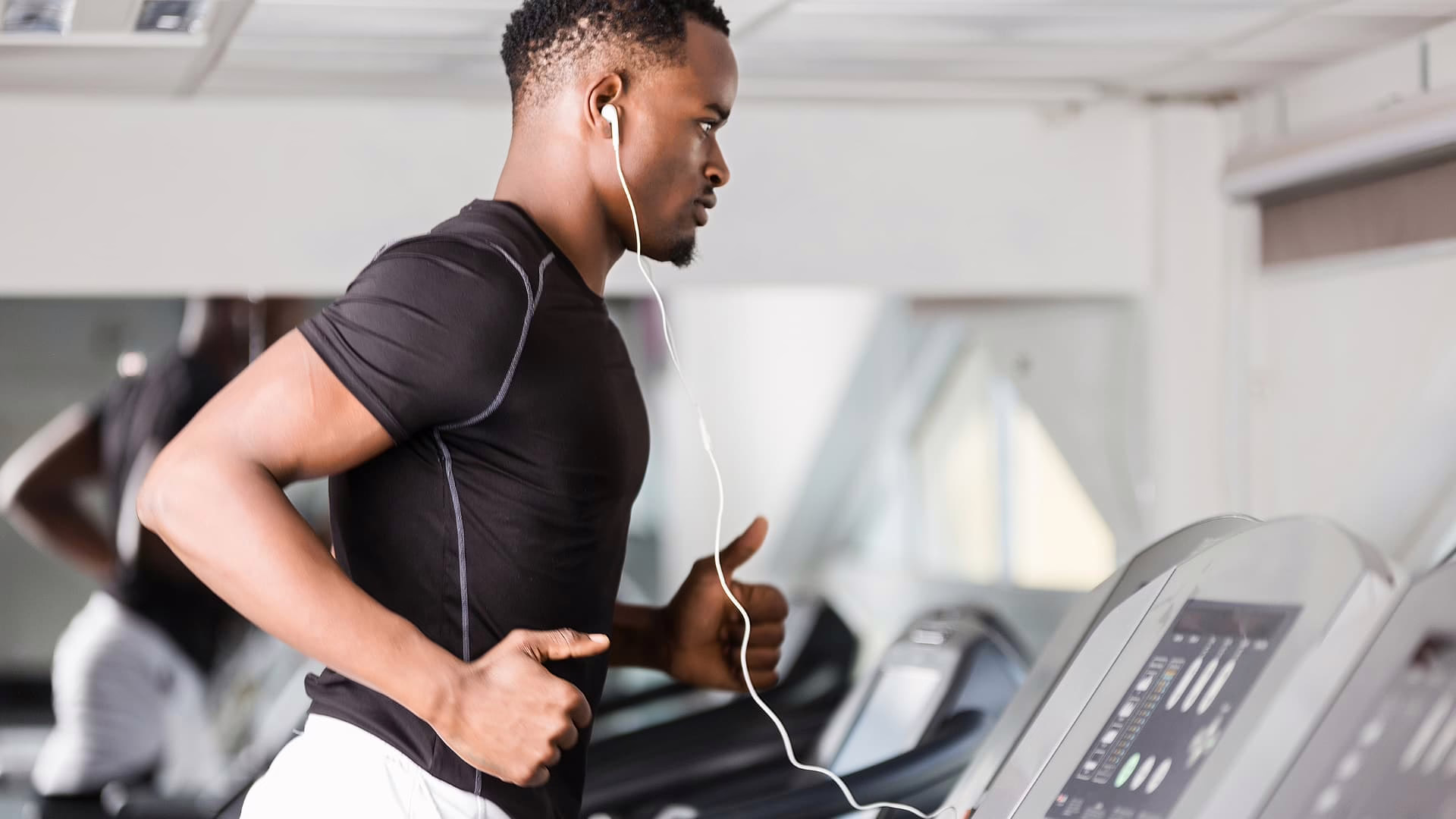 homme qui respecte réglementation salle de sport