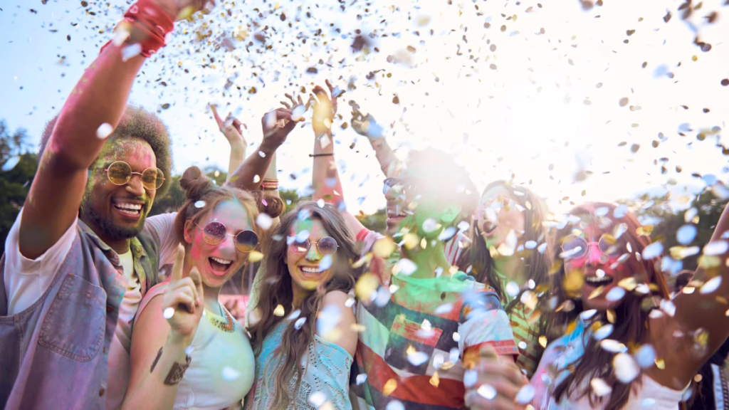 Groupe de femmes qui s'amusent à un festival