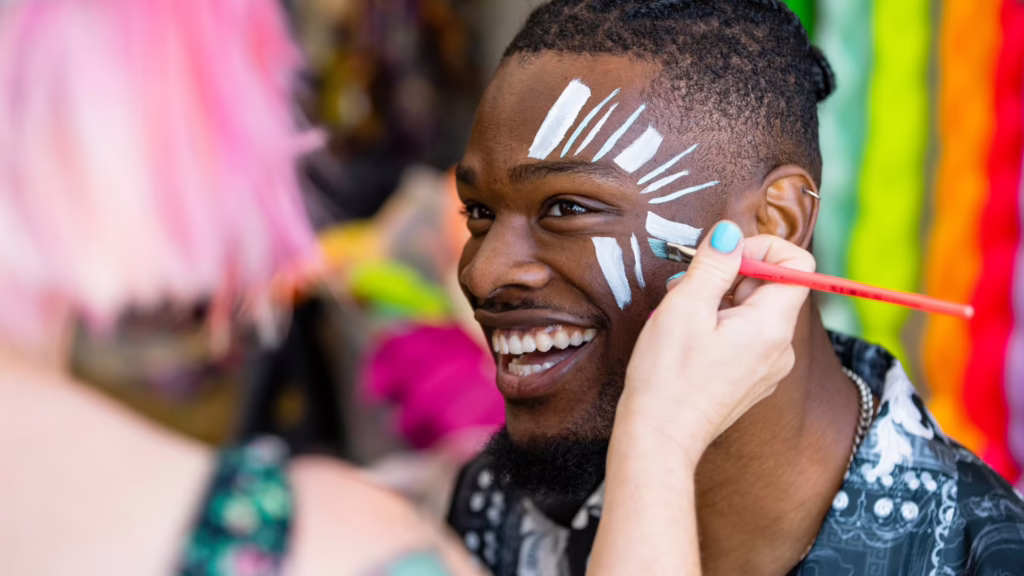 Homme qui se fait faire un maquillage lors d'un festival