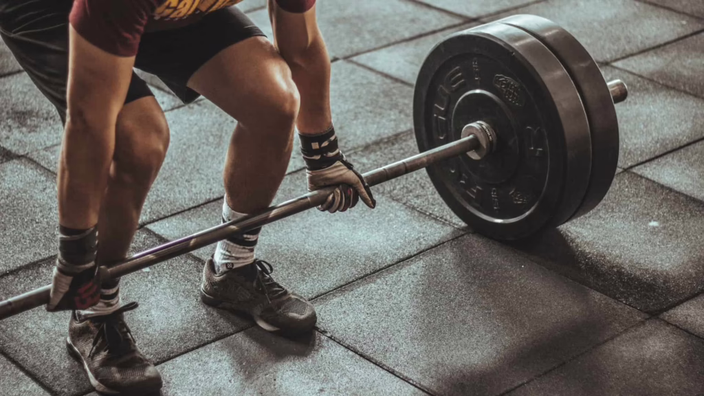 Homme soulevant des poids dans une salle de sport