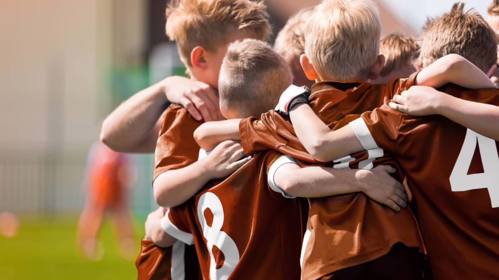 Enfants qui se préparent à un match de foot dans une asso sportive