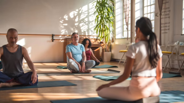 Prof qui donne un cours en ayant une assurance yoga