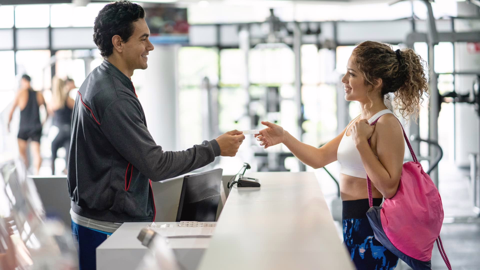 Gérant qui donne une facture salle de sport à sa cliente