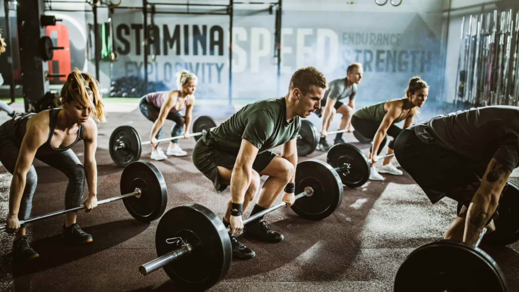 Personnes levant des poids dans une salle de musculation