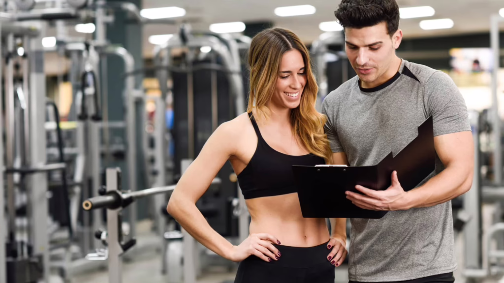 Gérant et client qui préparent une facture salle de sport