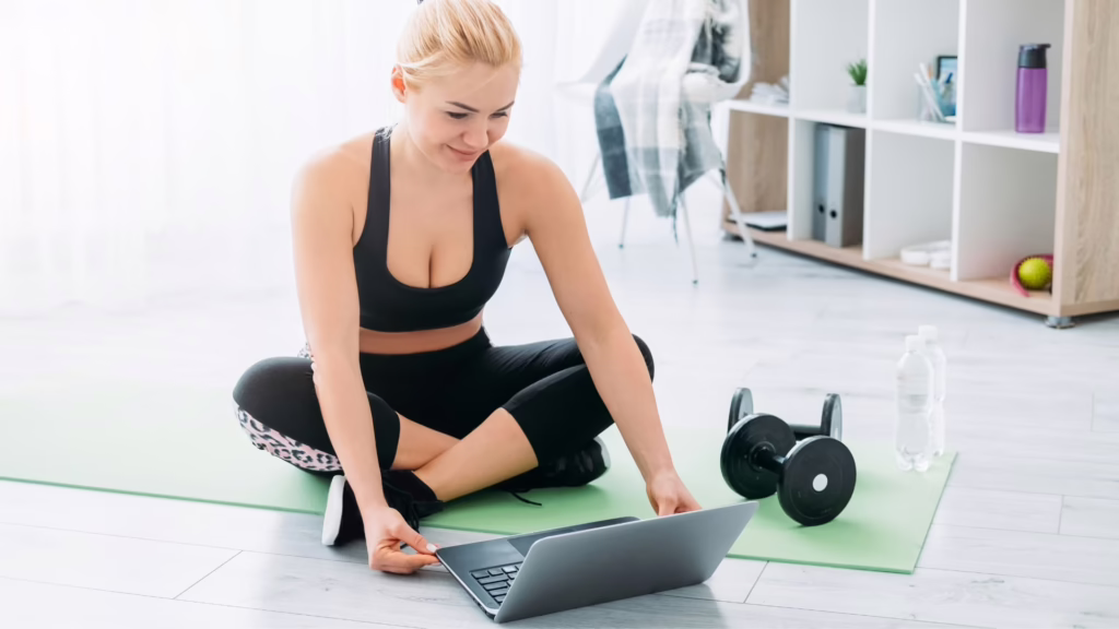 Femme qui suit un cours de coach sportif en ligne