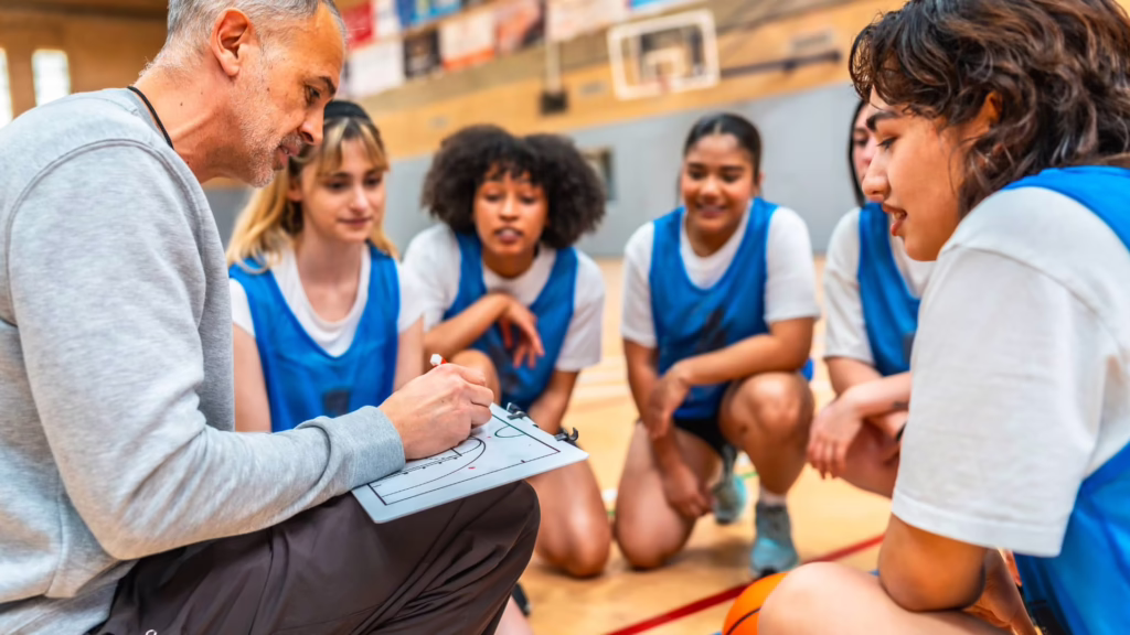 Dirigeant d'association sportive échangeant avec ses licenciés