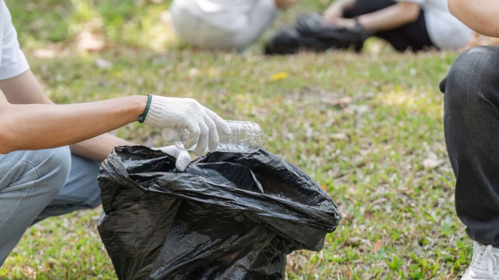 Tri des déchets après l'organisation d'un concert en plein