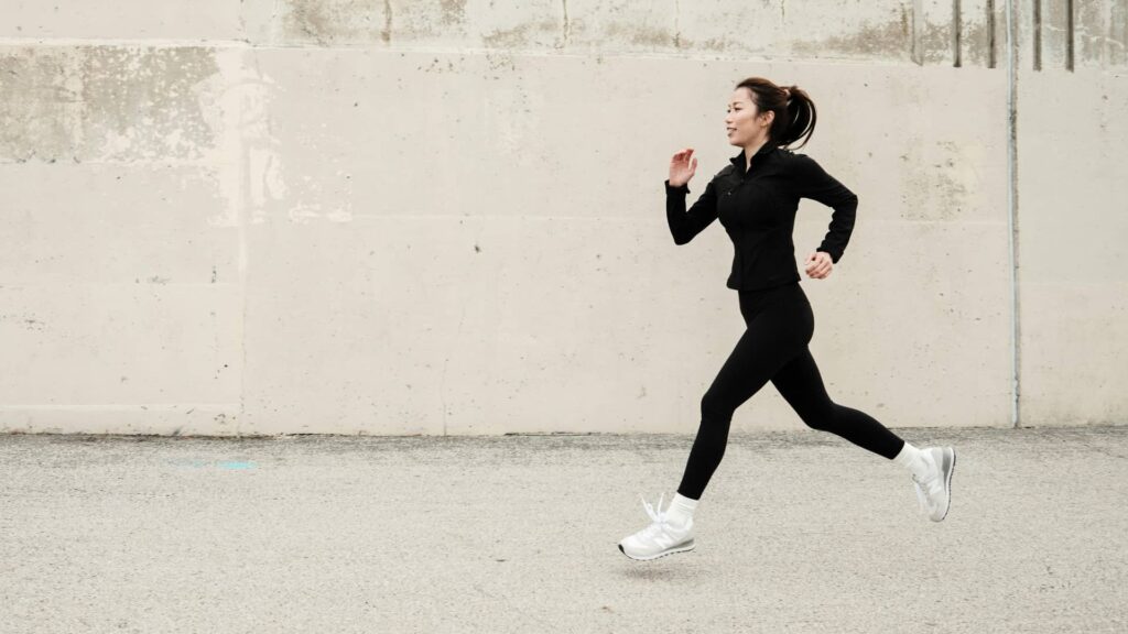 Pro qui court avec une prévoyance pour coach sportif