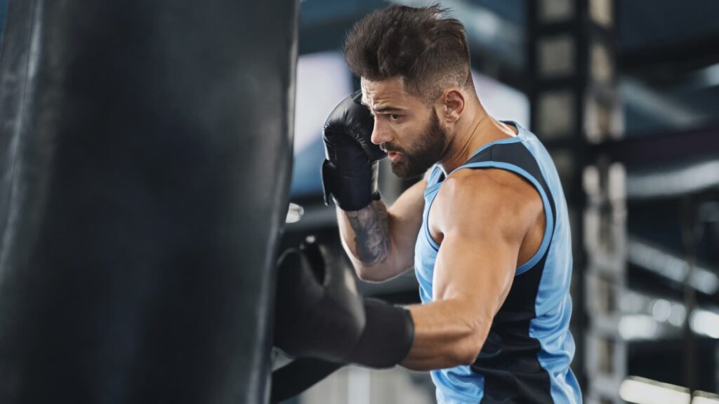 Homme qui fait de la boxe