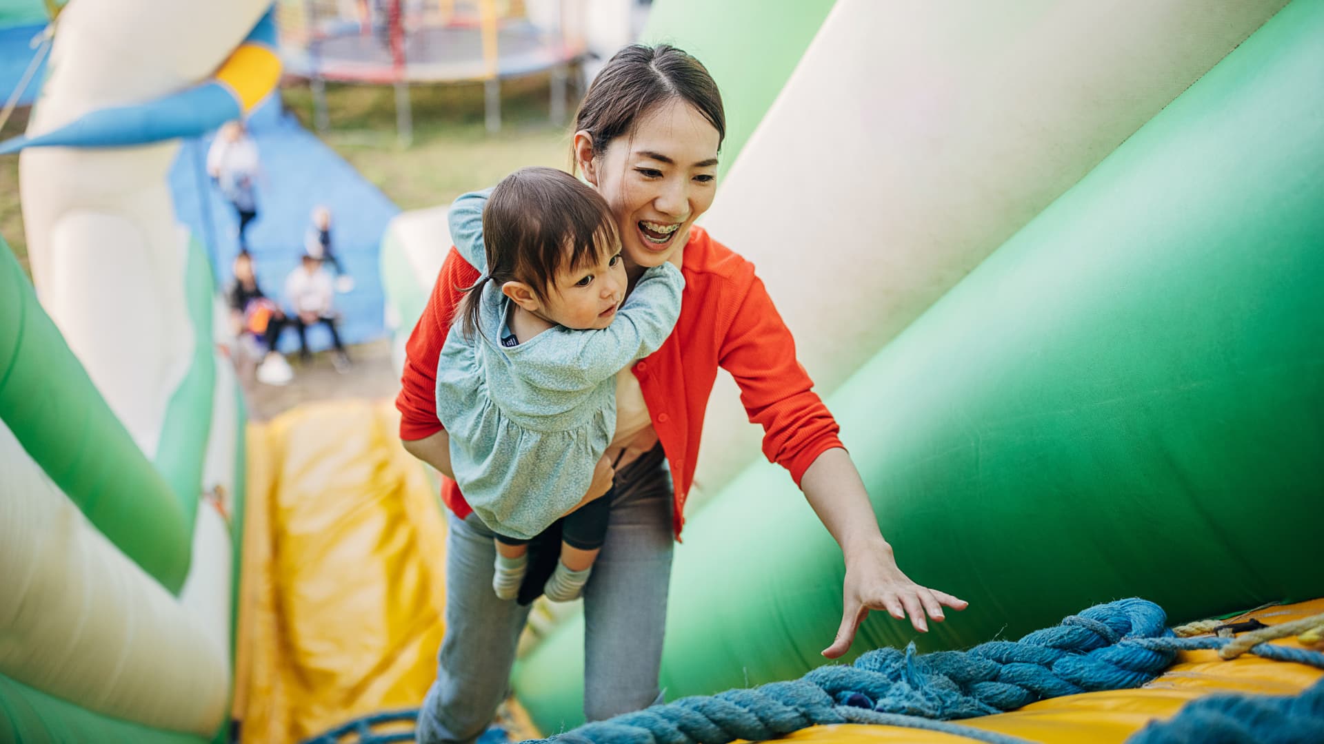 Parc de loisirs : jeu gonflable avec une mère et son enfant